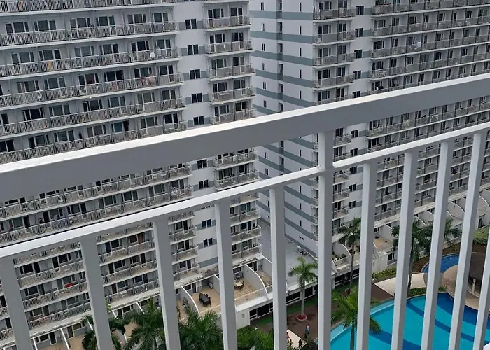 Moa With Balcony Pool View 2 Beds Manila